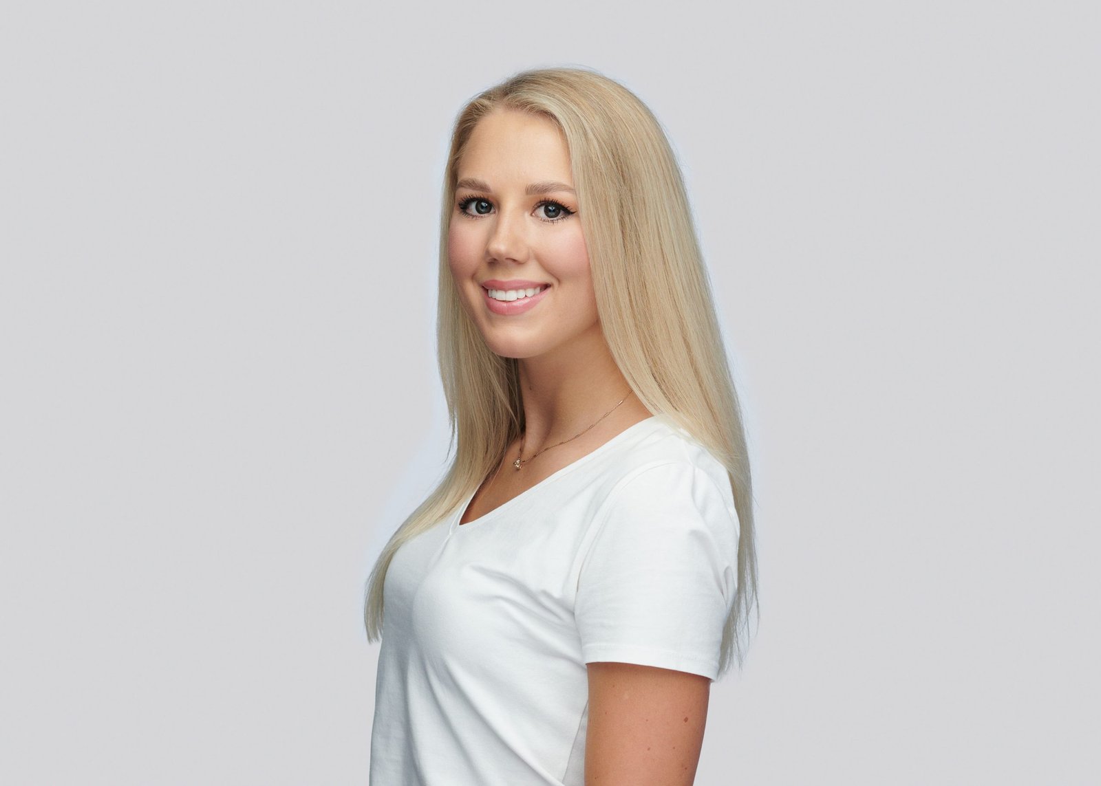 Karolina-Smilgyte-Kineziterapeute-masazuotoja-Altamedica-Reabilitacijos-klinika-Garliavoje