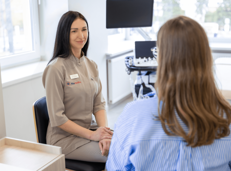 Gydytojas teikia medicininę pagalbą pacientui namuose