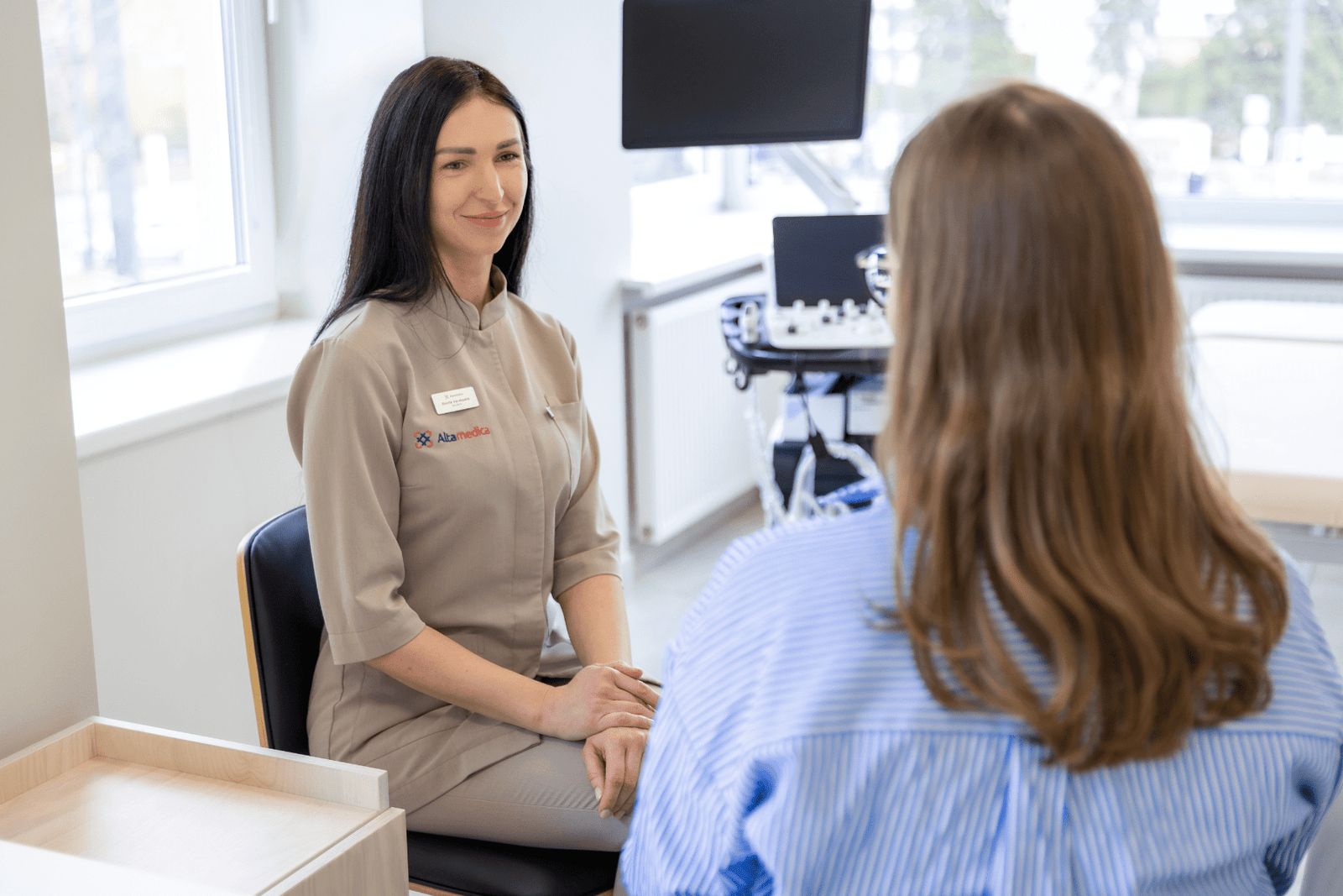 Gydytojas teikia medicininę pagalbą pacientui namuose